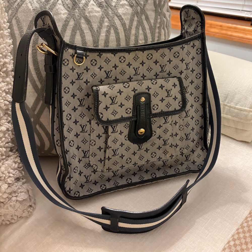 Authentic LOUIS VUITTON Monogram Mini
Buzas Marie Kate Bag Blue